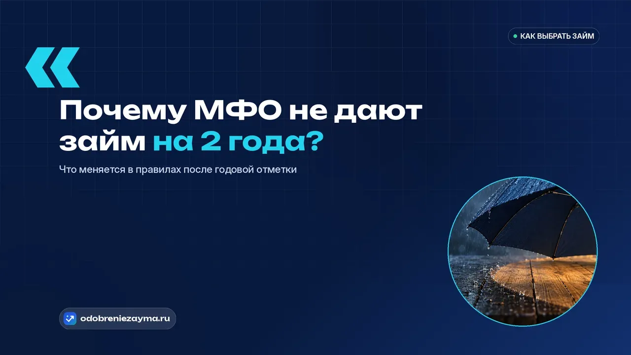 Раскрытый тёмно-синий зонт над краем дощатого стола под дождём — под куполом доски сухие, сразу за его кромкой уже мокрые