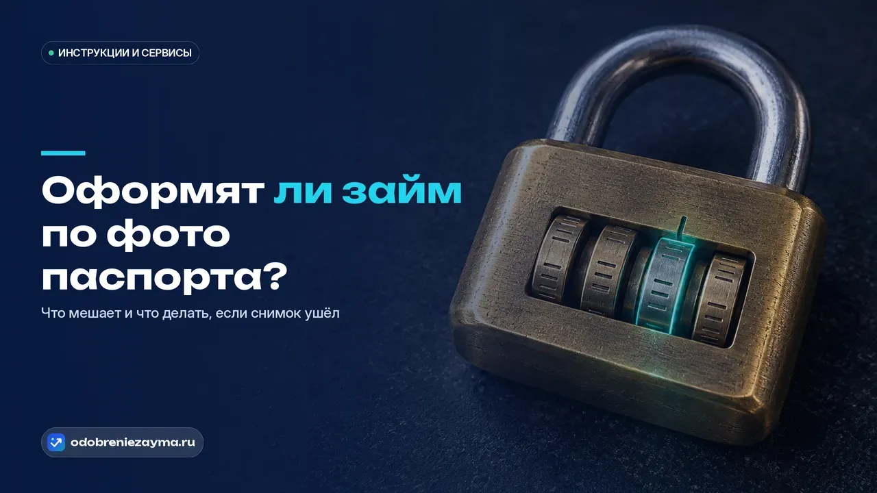 Массивный латунный навесной замок с несколькими поворотными кольцами на тёмно-синей каменной плите: одно кольцо повёрнуто и светится бирюзовым, а дужка остаётся наглухо закрытой